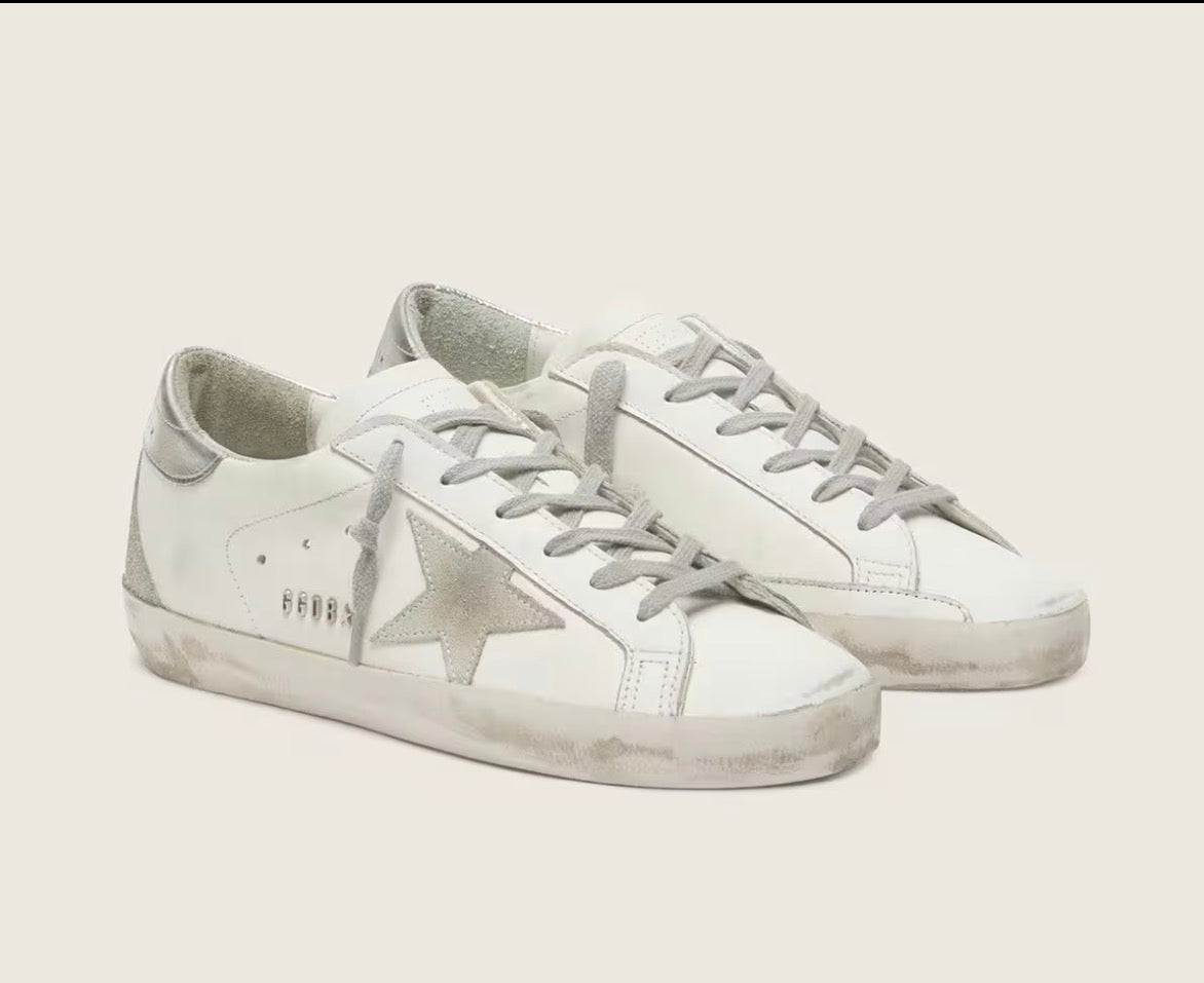 Super-Star femme avec contrefort argenté et lettrage avec clous en métal